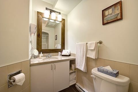 Studio (Mezzanine) | Bathroom | Free toiletries, hair dryer, towels, soap