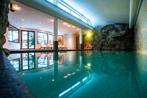 Indoor pool, sun loungers