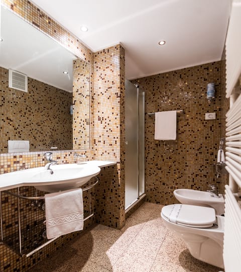 Classic Double Room | Bathroom | Combined shower/tub, free toiletries, hair dryer, bathrobes