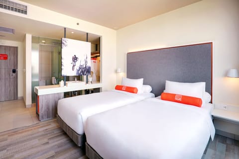 Room (HARRIS) | Premium bedding, minibar, in-room safe, desk