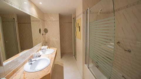 Combined shower/tub, free toiletries, hair dryer, bidet