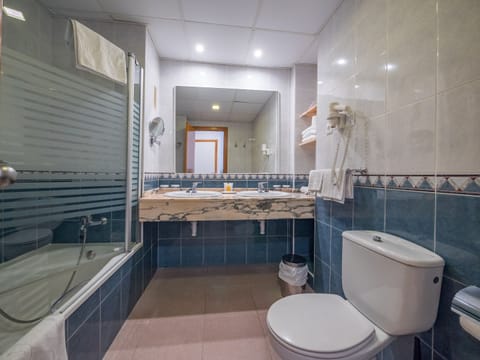 Combined shower/tub, free toiletries, hair dryer, bidet