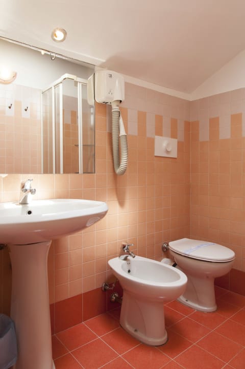 Single Room | Bathroom | Bidet, towels