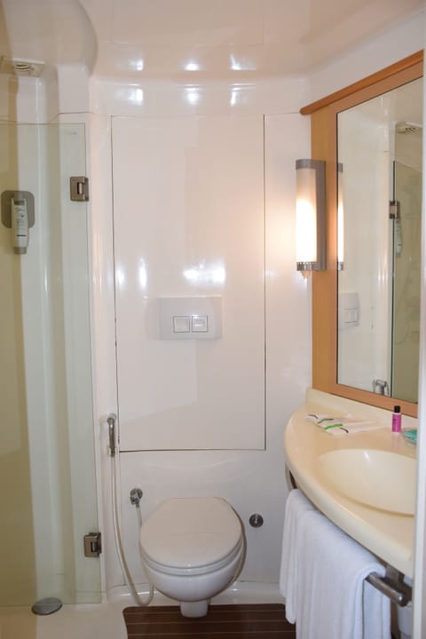 Standard Twin Room, 2 Twin Beds | Bathroom | Shower, eco-friendly toiletries, hair dryer, slippers