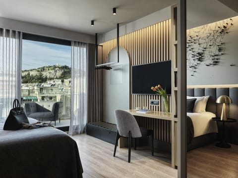 Heritage Hill Suite with balcony and Acropolis View | Minibar, in-room safe, desk, laptop workspace