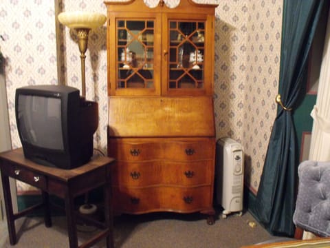 Deluxe Room, 1 Queen Bed, River View | Free WiFi