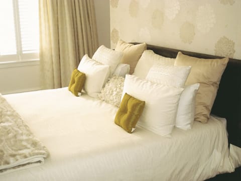 Suite Modern | Premium bedding, individually decorated, individually furnished, desk