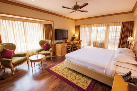 Executive Suite | Premium bedding, in-room safe, individually decorated