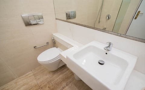 Deluxe Twin Room | Bathroom | Shower, rainfall showerhead, free toiletries, towels