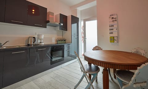 Deluxe Apartment | Private kitchen | Fridge, microwave, oven, stovetop