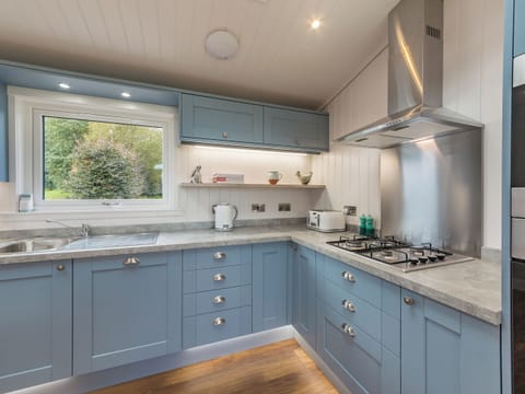Fully appointed fitted kitchen | Karelia Lodge, Keltyneyburn, near Aberfeldy