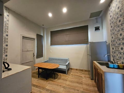 Grand Studio Suite | Private kitchen | Full-size fridge, electric kettle