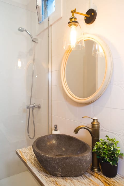 Family Premium Apartment | Bathroom | Shower, hair dryer, towels