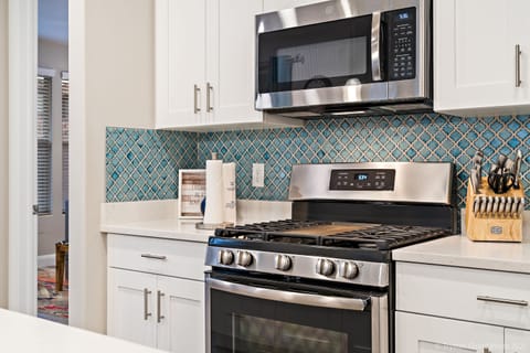 House, 5 Bedrooms | Private kitchen | Fridge, oven, coffee/tea maker, toaster