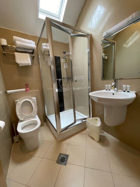 Basic Twin Room | Bathroom | Free toiletries, hair dryer, towels