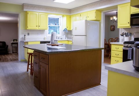 Kitchen, fully stocked - Main Floor