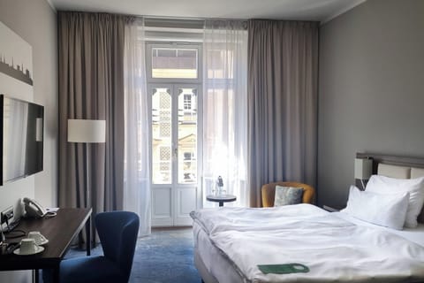 Premium Room, 1 Queen Bed, Balcony | Hypo-allergenic bedding, in-room safe, desk, laptop workspace