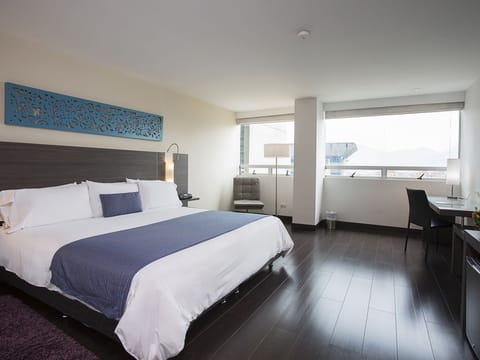 Standard Room, 1 King Bed | Premium bedding, minibar, in-room safe, desk