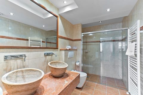 Villa | Bathroom | Hair dryer, bidet, towels