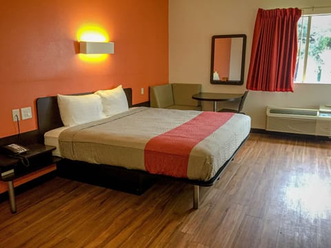 Standard Room, 1 King Bed, Accessible, Non Smoking | Free WiFi, bed sheets