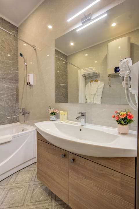 Standard Single Room | Bathroom | Rainfall showerhead, hair dryer, slippers, towels