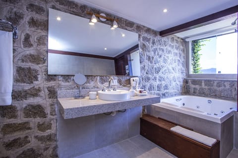 Suite Bonete | Bathroom | Free toiletries, hair dryer, bathrobes, towels