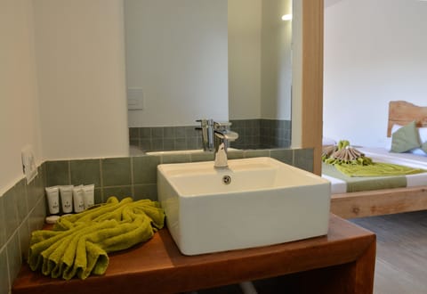 Double Room | Bathroom | Shower, free toiletries, hair dryer, bidet