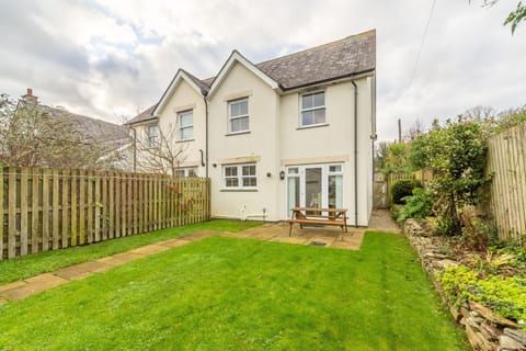 Porthia, Lelant. Enclosed garden with patio and seating