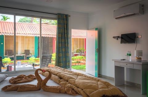 DELUXE AC GARDEN VIEW COTTAGE | In-room safe, desk, WiFi