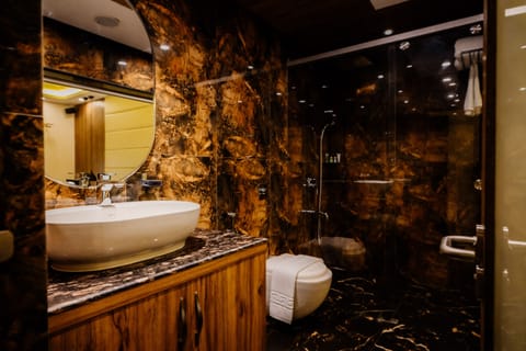 Luxury Studio Suite | Bathroom | Shower, free toiletries, hair dryer, bathrobes