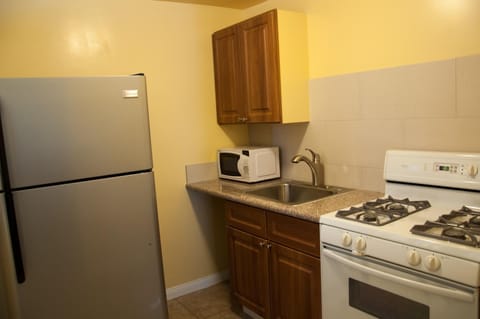 Executive Suite, Multiple Beds | Private kitchen | Fridge, microwave