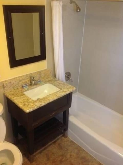 Comfort Double Room, 2 Double Beds | Bathroom | Hair dryer, towels