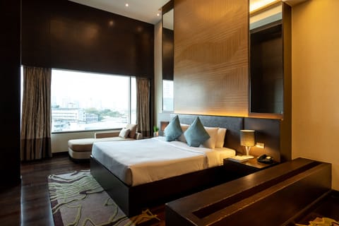 Presidential Jacuzzi Suite | Hypo-allergenic bedding, pillowtop beds, minibar, in-room safe