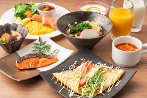 Daily buffet breakfast (JPY 3200 per person)