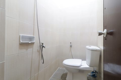 Executive Room | Bathroom | Shower, rainfall showerhead, free toiletries, towels