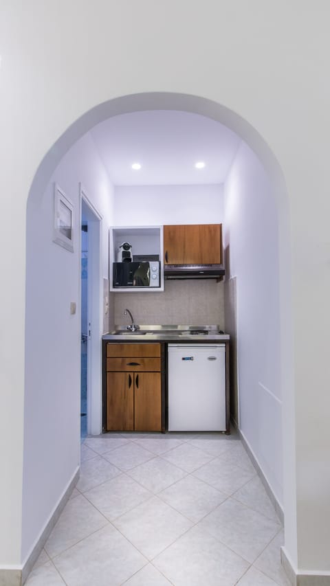 Studio (King) | Private kitchen | Fridge, microwave, stovetop, espresso maker