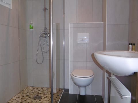 Jetted tub, free toiletries, hair dryer, towels