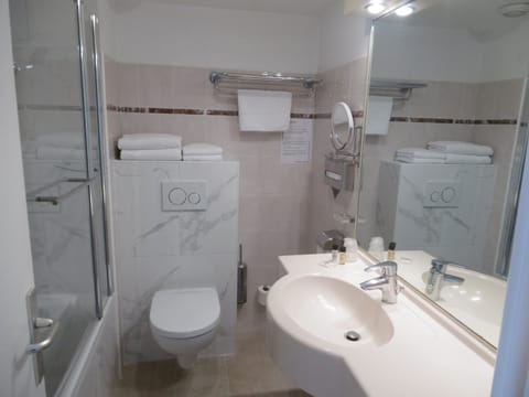 Classic Double Room | Bathroom | Free toiletries, hair dryer, towels