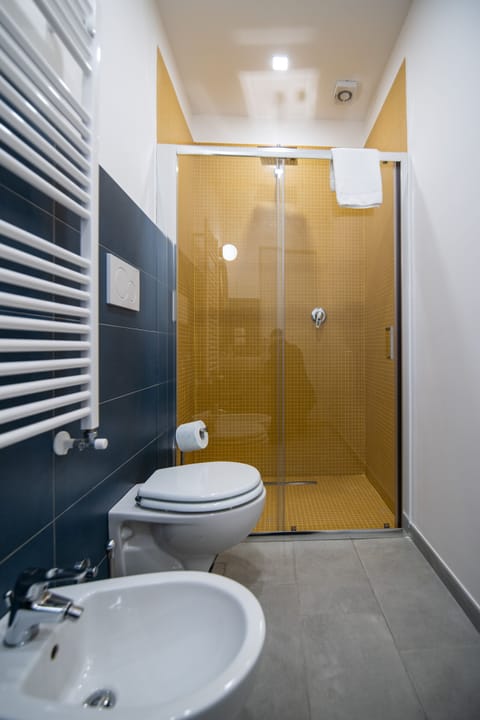 Deluxe Apartment | Bathroom | Shower, rainfall showerhead, free toiletries, hair dryer