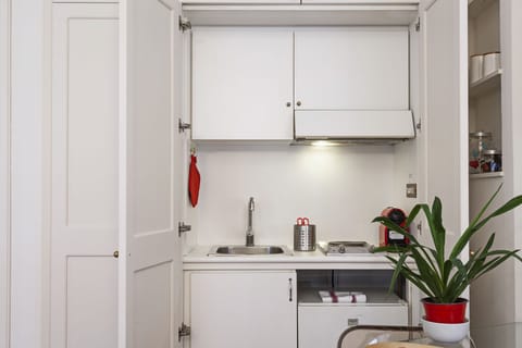 Studio | Private kitchenette | Fridge, stovetop, espresso maker, coffee/tea maker