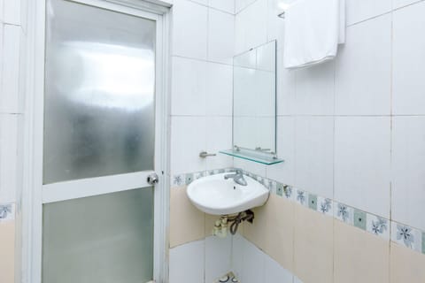 Spot on Standard Twin | Bathroom | Shower, free toiletries, towels, soap