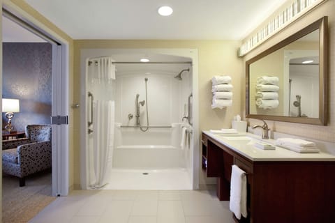 Studio, Accessible | Bathroom | Combined shower/tub, hydromassage showerhead, hair dryer, towels