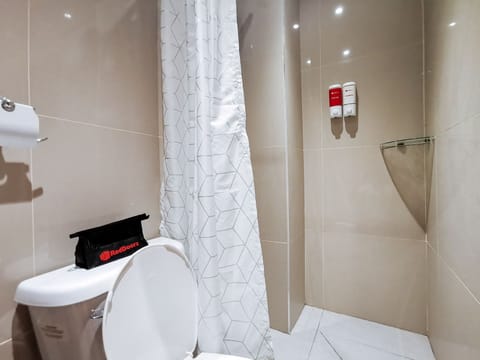 Twin Room | Bathroom | Shower, towels