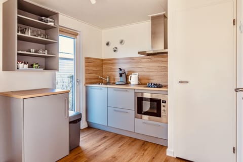 Deluxe Studio | Private kitchen | Fridge, oven, stovetop, coffee/tea maker