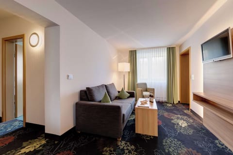 Suite, 2 Twin Beds | Minibar, in-room safe, free WiFi, bed sheets