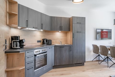 Deluxe Apartment | Private kitchen | Full-size fridge, microwave, oven, stovetop