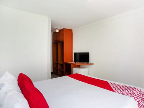 Double Room | Minibar, desk, soundproofing, iron/ironing board