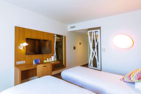 Standard Room, 2 Twin Beds | Premium bedding, individually furnished, desk, laptop workspace