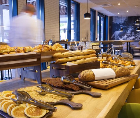 Daily continental breakfast (EUR 15.9 per person)