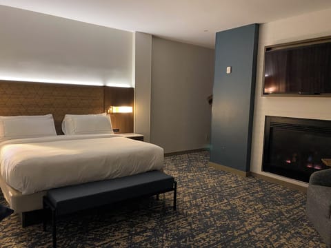 Presidential Suite, 1 King Bed, Non Smoking | In-room safe, desk, blackout drapes, iron/ironing board